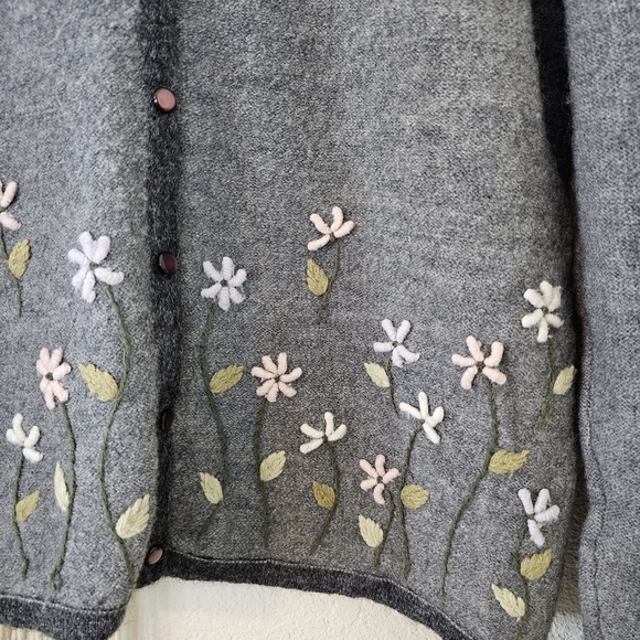 Sag Harbor Wool Blend, Embroidered Grandma cottage Cardigan! Size Large. - Picture 6 of 10